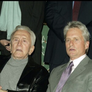 Michael Douglas et Kirk Douglas à Hollywood en décembre 2004.