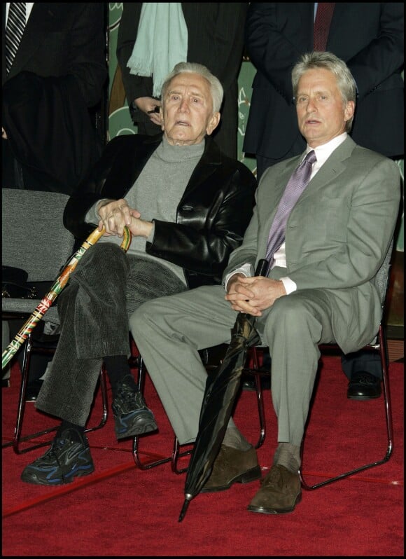Michael Douglas et Kirk Douglas à Hollywood en décembre 2004.