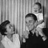 Kirk Douglas avec sa femme Diana Dill et son fils Michael, 1949.