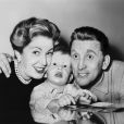 Kirk Douglas et sa femme Diana et leur fils Michael en 1948.