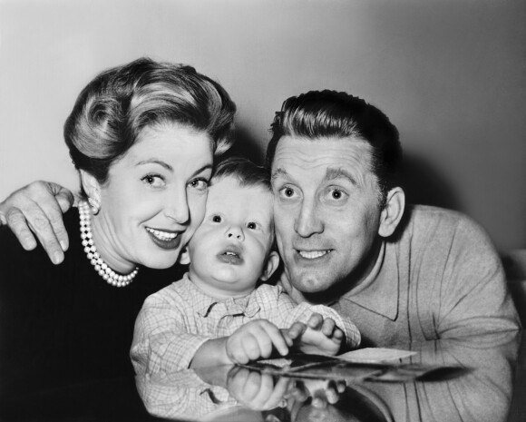 Kirk Douglas et sa femme Diana et leur fils Michael en 1948.
