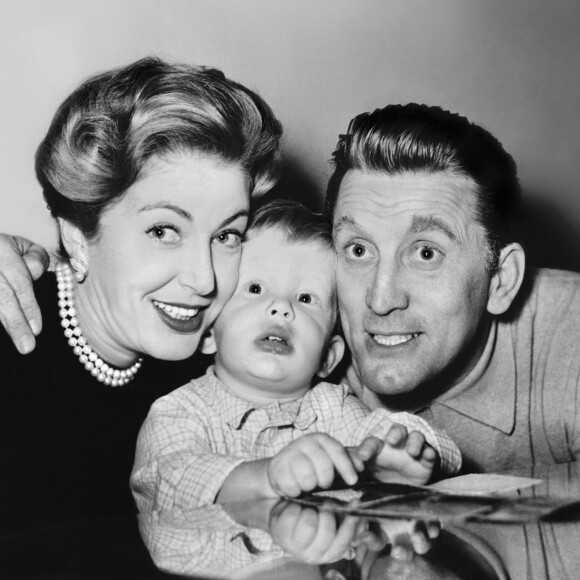 Kirk Douglas et sa femme Diana et leur fils Michael en 1948.