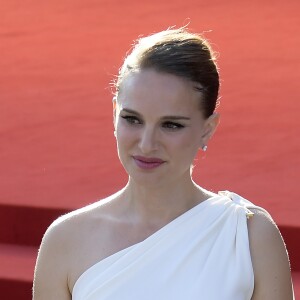 Natalie Portman (robe Valentino) s'affiche souriante et toute en rondeurs à la première de "Planetarium" au 73ème festival du film de Venise, La Mostra le 8 septembre 2016.