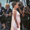 Natalie Portman (robe Valentino) s'affiche souriante et toute en rondeurs à la première de "Planetarium" au 73ème festival du film de Venise, La Mostra le 8 septembre 2016.