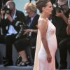 Natalie Portman (robe Valentino) s'affiche souriante et toute en rondeurs à la première de "Planetarium" au 73ème festival du film de Venise, La Mostra le 8 septembre 2016.