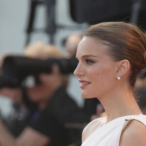 Natalie Portman (robe Valentino) s'affiche souriante et toute en rondeurs à la première de "Planetarium" au 73ème festival du film de Venise, La Mostra le 8 septembre 2016.