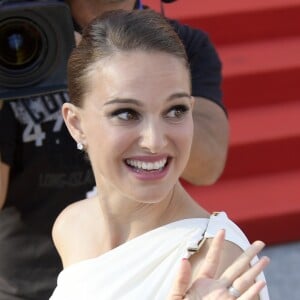 Natalie Portman (robe Valentino) s'affiche souriante et toute en rondeurs à la première de "Planetarium" au 73ème festival du film de Venise, La Mostra le 8 septembre 2016.