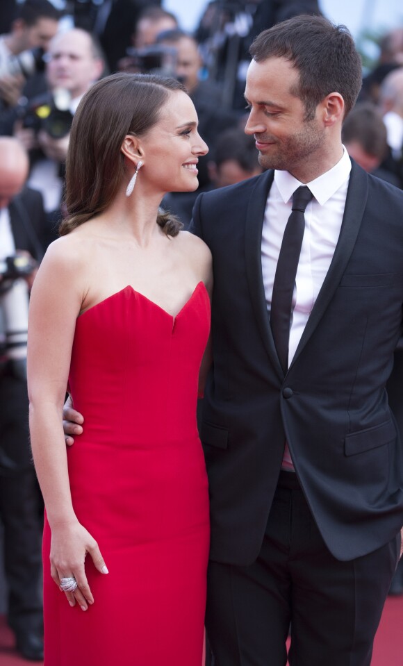 Natalie Portman (bijoux de Grisogono) et son mari Benjamin Millepied - Montée des marches du film "La Tête Haute" pour l'ouverture du 68e Festival du film de Cannes – Cannes le 13 mai 2015