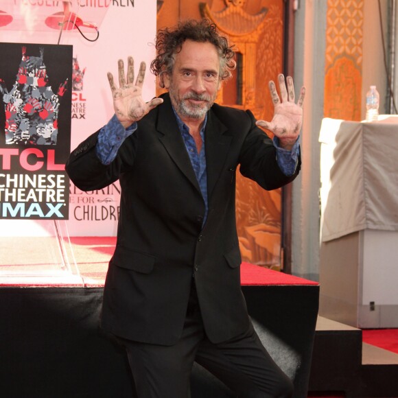 Tim Burton laisse ses empreintes dans le ciment hollywoodien au TCL Chinese Theater à Hollywood, le 8 septembre 2016