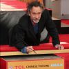 Tim Burton dépose ses empreintes dans le ciment hollywoodien au TCL Chinese Theater à Hollywood, le 8 septembre 2016