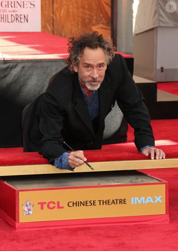 Tim Burton dépose ses empreintes dans le ciment hollywoodien au TCL Chinese Theater à Hollywood, le 8 septembre 2016
