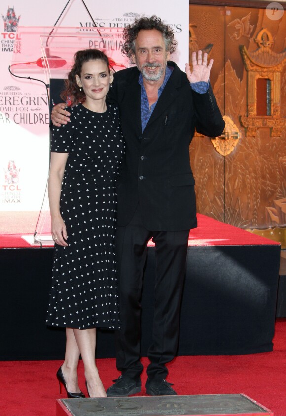 Winona Ryder et Tim Burton - Tim Burton laisse ses empreintes dans le ciment hollywoodien au TCL Chinese Theater à Hollywood, le 8 septembre 2016.