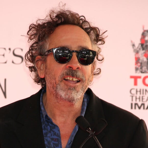 Tim Burton laisse ses empreintes dans le ciment hollywoodien au TCL Chinese Theater à Hollywood, le 8 septembre 2016