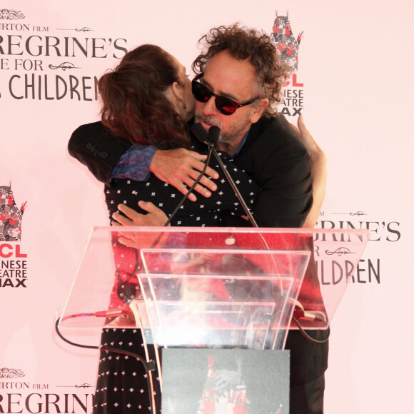 Winona Ryder et Tim Burton - Tim Burton laisse ses empreintes dans le ciment hollywoodien au TCL Chinese Theater à Hollywood, le 8 septembre 2016.