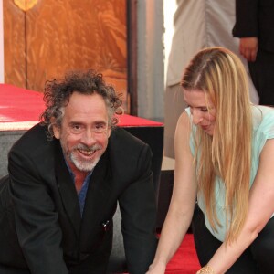 Tim Burton laisse ses empreintes dans le ciment hollywoodien au TCL Chinese Theater à Hollywood, le 8 septembre 2016