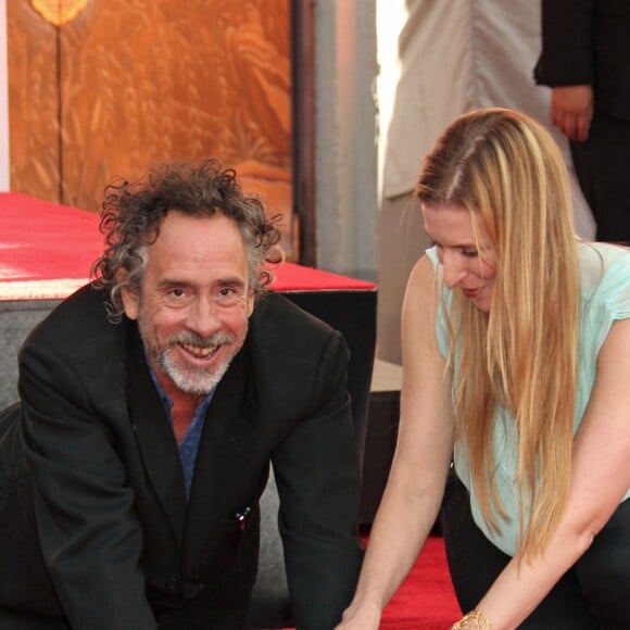 Tim Burton laisse ses empreintes dans le ciment hollywoodien au TCL Chinese Theater à Hollywood, le 8 septembre 2016