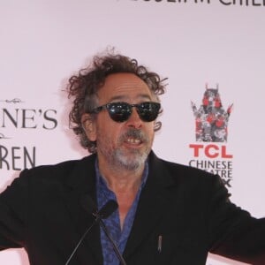 Tim Burton laisse ses empreintes dans le ciment hollywoodien au TCL Chinese Theater à Hollywood, le 8 septembre 2016