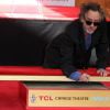 Tim Burton laisse ses empreintes dans le ciment hollywoodien au TCL Chinese Theater à Hollywood, le 8 septembre 2016