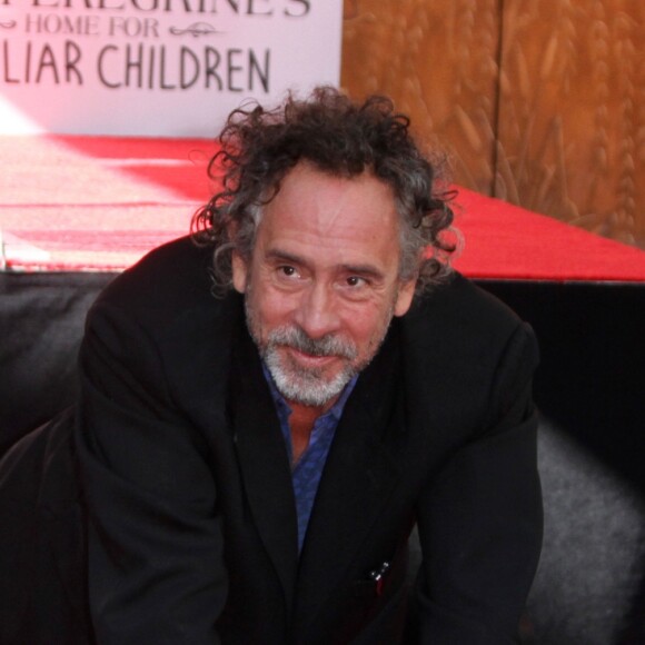 Tim Burton laisse ses empreintes dans le ciment hollywoodien au TCL Chinese Theater à Hollywood, le 8 septembre 2016