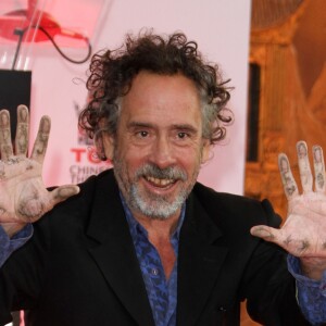 Tim Burton laisse ses empreintes dans le ciment hollywoodien au TCL Chinese Theater à Hollywood, le 8 septembre 2016