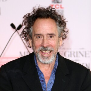 Tim Burton laisse ses empreintes dans le ciment hollywoodien au TCL Chinese Theater à Hollywood, le 8 septembre 2016