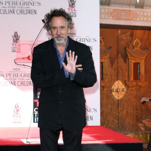 Tim Burton laisse ses empreintes dans le ciment hollywoodien au TCL Chinese Theater à Hollywood, le 8 septembre 2016