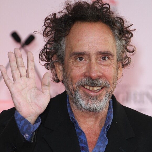 Tim Burton laisse ses empreintes dans le ciment hollywoodien au TCL Chinese Theater à Hollywood, le 8 septembre 2016