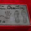 Illustration - Tim Burton laisse ses empreintes dans le ciment hollywoodien au TCL Chinese Theater à Hollywood, le 8 septembre 2016