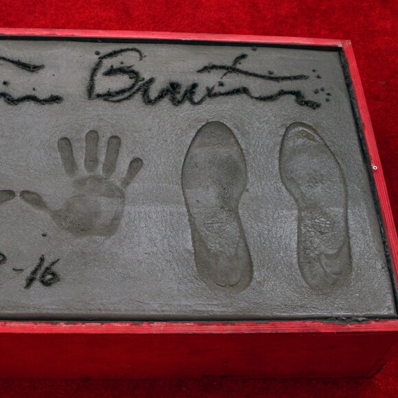 Illustration - Tim Burton laisse ses empreintes dans le ciment hollywoodien au TCL Chinese Theater à Hollywood, le 8 septembre 2016