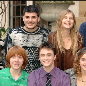 Stanislav Lanevski, Clémence Poésy, Rupert Grint, Emma Watson, Daniel Radcliffe, Katie Leung et Robert Pattinson se retrouvant à Londres le 25 octobre 2005
