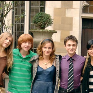 Stanislav Lanevski, Clémence Poésy, Rupert Grint, Emma Watson, Daniel Radcliffe, Katie Leung et Robert Pattinson se retrouvant à Londres le 25 octobre 2005