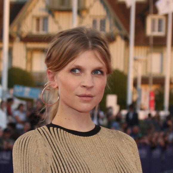 Clémence Poésy, enceinte, arrive à l'hommage à Daniel Radcliffe lors du 42ème festival du film américain de Deauville le 9 septembre 2016. © Denis Guignebourg / Bestimage  Pregnant Clemence Poesy attend to Daniel Radcliffe tribute at 42th American film festival in Deauville, France on september 9th, 201609/09/2016 - Deauville