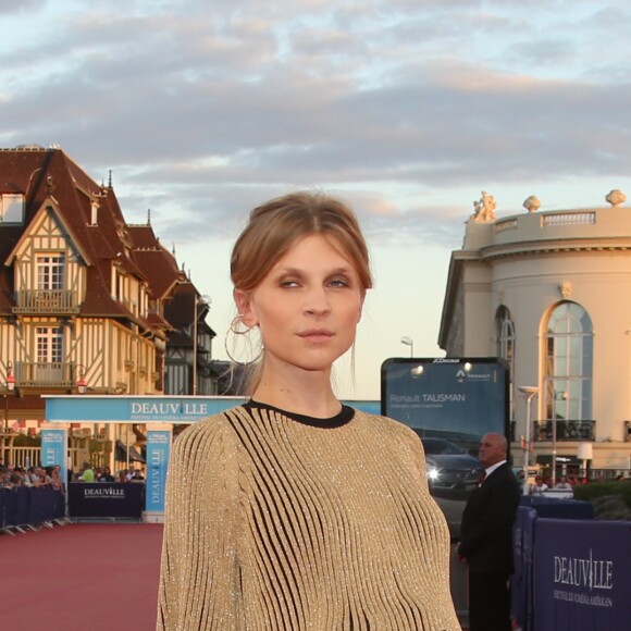 Clémence Poésy, enceinte, arrive à l'hommage à Daniel Radcliffe lors du 42ème festival du film américain de Deauville le 9 septembre 2016. © Denis Guignebourg / Bestimage  Pregnant Clemence Poesy attend to Daniel Radcliffe tribute at 42th American film festival in Deauville, France on september 9th, 201609/09/2016 - Deauville