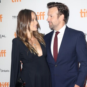 Olivia Wilde, enceinte, avec son compagnon Jason Sudeikis lors de la première de Colossal, dans lequel il joue face à Anne Hathaway, au Festival international du film de Toronto (TIFF) le 9 septembre 2016.