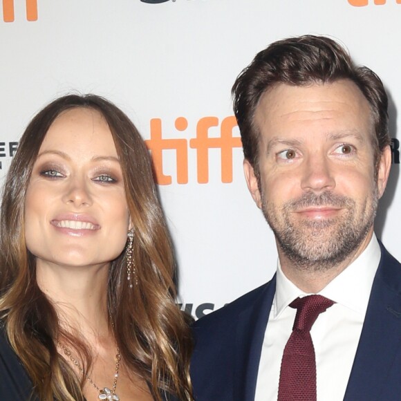 Olivia Wilde, enceinte, avec son compagnon Jason Sudeikis lors de la première de Colossal, dans lequel il joue face à Anne Hathaway, au Festival international du film de Toronto (TIFF) le 9 septembre 2016.