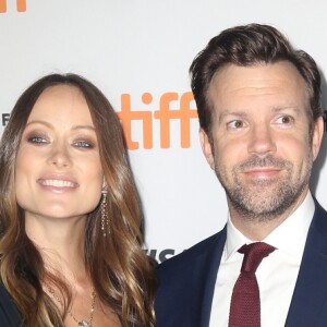 Olivia Wilde, enceinte, avec son compagnon Jason Sudeikis lors de la première de Colossal, dans lequel il joue face à Anne Hathaway, au Festival international du film de Toronto (TIFF) le 9 septembre 2016.