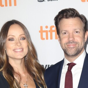 Olivia Wilde, enceinte, avec son compagnon Jason Sudeikis lors de la première de Colossal, dans lequel il joue face à Anne Hathaway, au Festival international du film de Toronto (TIFF) le 9 septembre 2016.