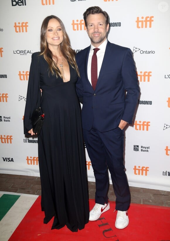 Olivia Wilde, enceinte, avec son compagnon Jason Sudeikis lors de la première de Colossal, dans lequel il joue face à Anne Hathaway, au Festival international du film de Toronto (TIFF) le 9 septembre 2016.