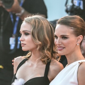 Natalie Portman (habillée en Dior), enceinte, et Lily-Rose Depp à la première de "Planetarium" lors du 73ème Festival du Film de Venise, le 8 septembre 2016.