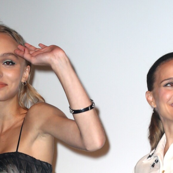 Natalie Portman, enceinte, et Lily-Rose Depp présentaient le 10 septembre 2016 Planetarium au Festival international du film de Toronto (TIFF).