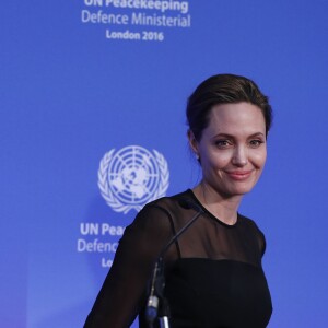 Angelina Jolie, envoyée spéciale de l'ONU, s'exprime à la Lancaster House à Londres lors de la conférence "UN Peacekeeping", le 8 septembre 2016