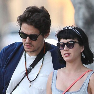 Exclusif - Katy Perry et son petit ami John Mayer se baladent et font du shopping à Hollywood. Katy ne porte plus l'alliance qu'elle avait à l'annulaire gauche lors de la Saint-Valentin alors que des rumeurs de fiançailles se font de plus en plus préssantes. le 16 février 2014