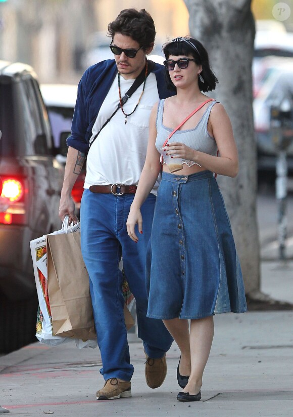 Exclusif - Katy Perry et son petit ami John Mayer se baladent et font du shopping à Hollywood. Katy ne porte plus l'alliance qu'elle avait à l'annulaire gauche lors de la Saint-Valentin alors que des rumeurs de fiançailles se font de plus en plus préssantes. le 16 février 2014