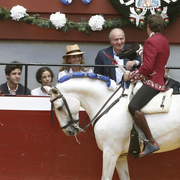 Felipe Froilàn de Marichalar, sa soeur Victoria, leur mère l'infante Elena d'Espagne et leur grand-père le roi Juan Carlos Ier lors d'une corrida à San Sebastian le 14 août 2016.