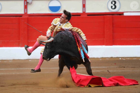 Felipe Froilàn de Marichalar, fils de l'infante Elena d'Espagne, assistait le 30 juillet 2016 à une corrida au cours de laquelle son ami le torero Gonzalo Caballero a été attrapé par le taureau (photo).
