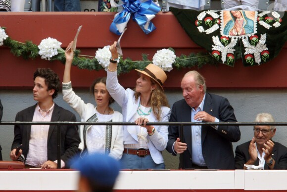 Felipe Froilàn de Marichalar, sa soeur Victoria, l'infante Elena d'Espagne et le roi Juan Carlos Ier lors d'une corrida à San Sebastian le 14 août 2016.