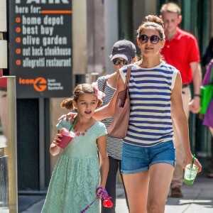 Exclusif -  Katie Holmes et sa fille Suri Cruise se promènent avec leur petit chihuahua Honey dans les rues de New York. Le 17 août 2016