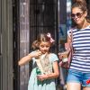 Exclusif  Katie Holmes et sa fille Suri Cruise se promènent avec leur petit chihuahua Honey dans les rues de New York. Le 17 août 2016