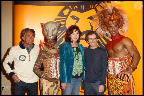 Gérard Holtz, Alain Prost et Julie Arnold - Spectacle du Roi lion à Paris en 2010