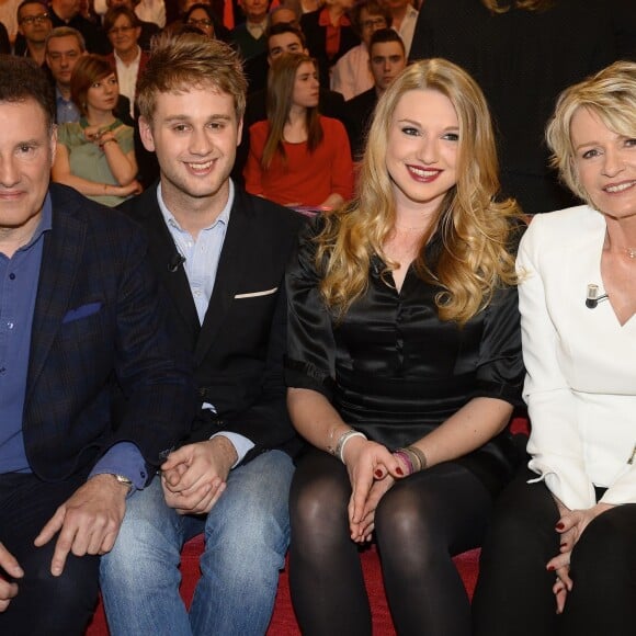 Pierre Sled, Nicolas Sled, Valentine Sled et Sophie Davant - Enregistrement de l'émission Vivement Dimanche à Paris le 1er avril 2015.